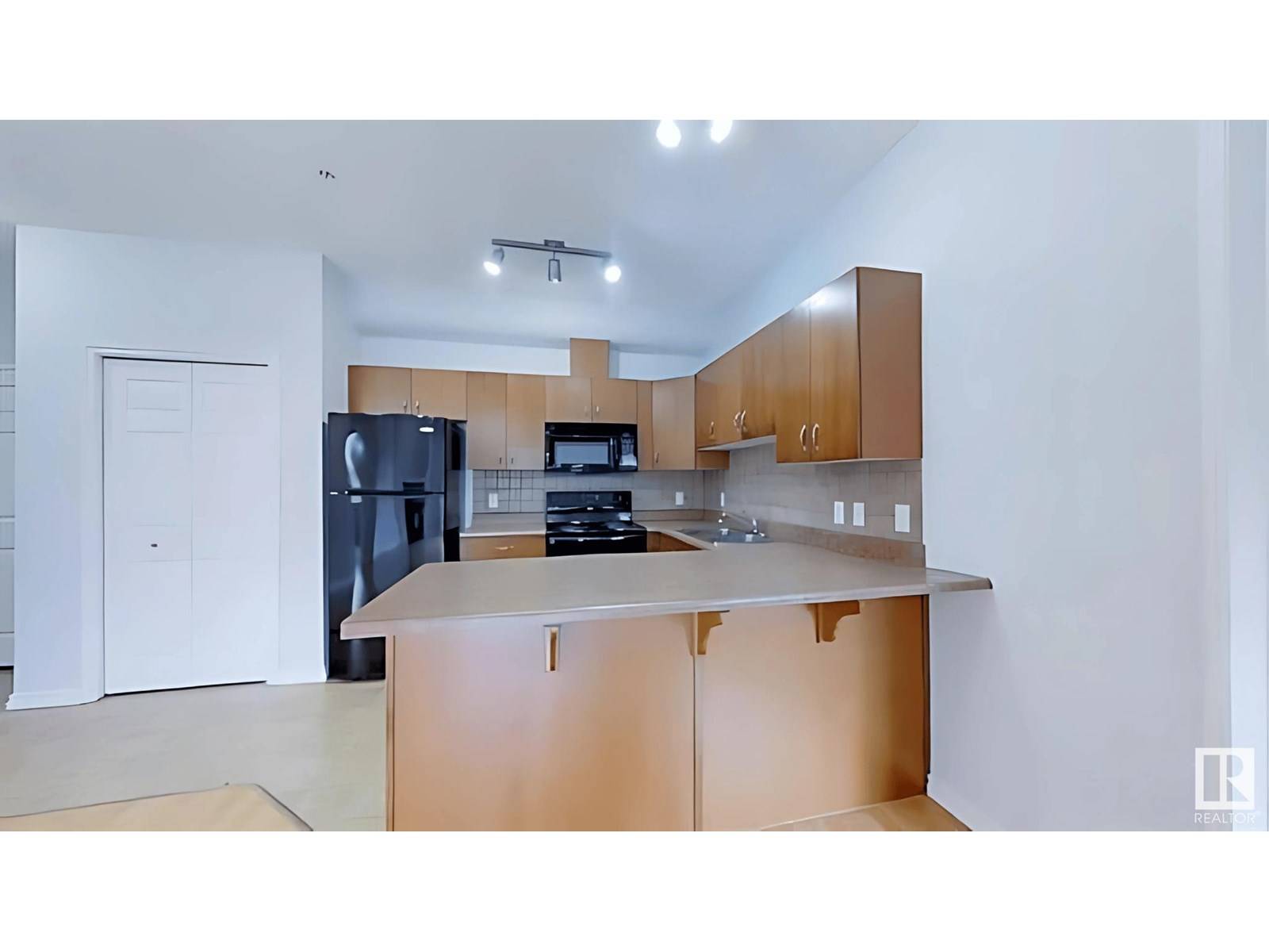 Edmonton, AB T5K1M7,#212 10235 112 ST NW