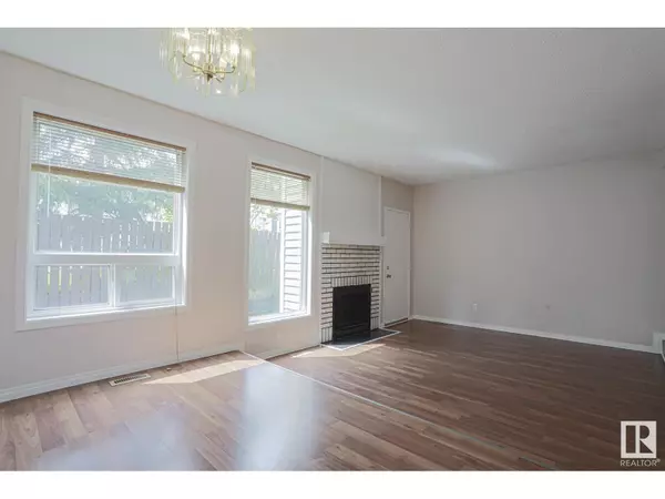 Edmonton, AB T6J4Z3,606 SADDLEBACK RD NW