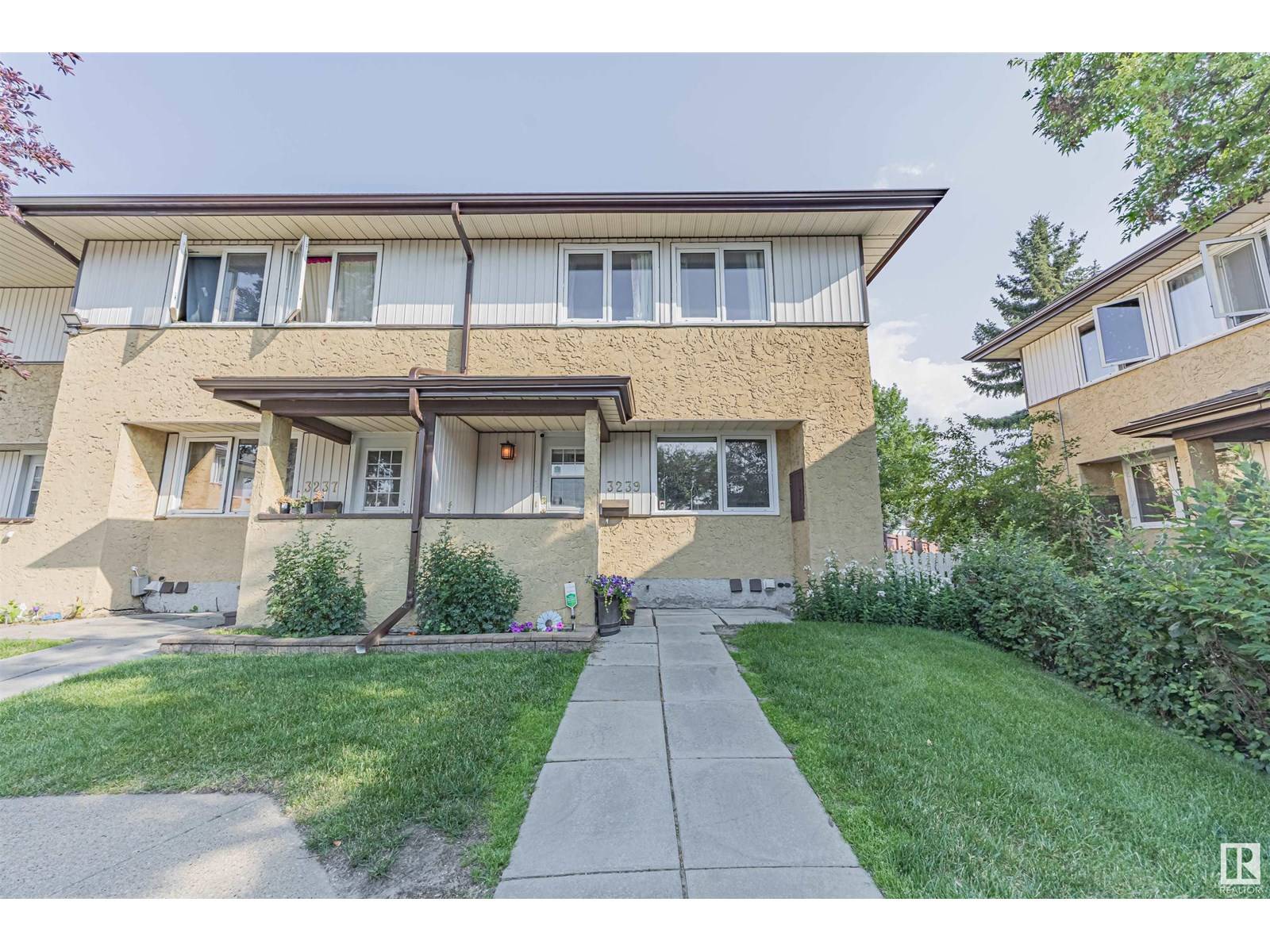 Edmonton, AB T5Y1T2,3239 139 AV NW