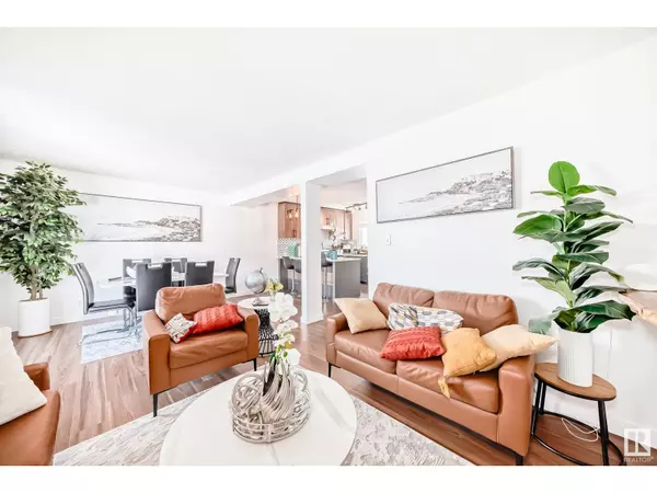 Edmonton, AB T5A3R2,5507 144A AV NW