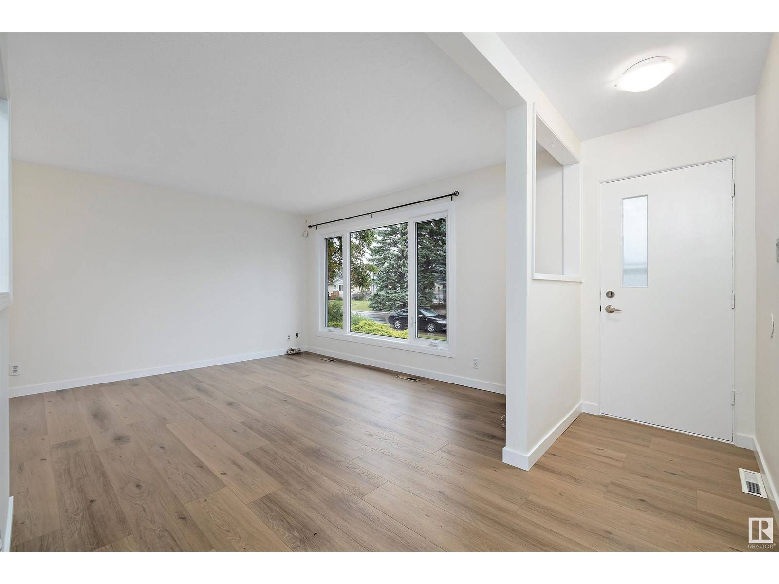 Edmonton, AB T5R0Y3,8928 147 st NW