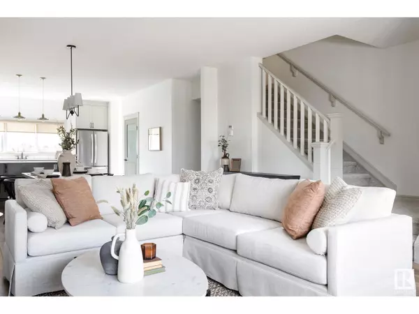 Edmonton, AB T6M1L2,21204 25 AV NW