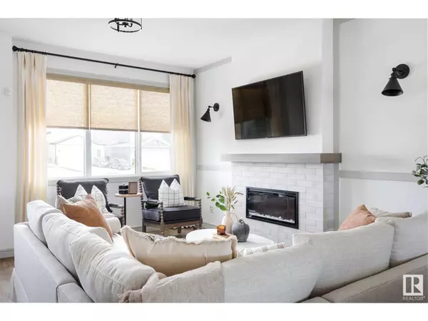 Edmonton, AB T6M1L2,21204 25 AV NW