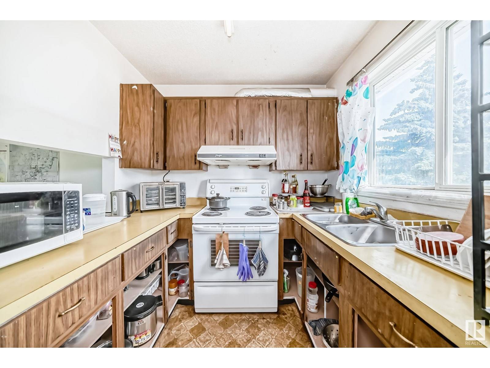 Edmonton, AB T5A3R3,5538 145 AV NW