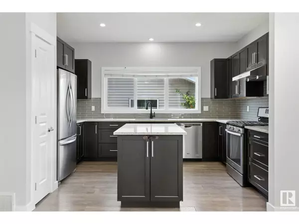 Edmonton, AB T6W3M7,2033 CAVANAGH DR SW