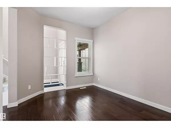 Edmonton, AB T6W1Y7,3952 CLAXTON LO SW