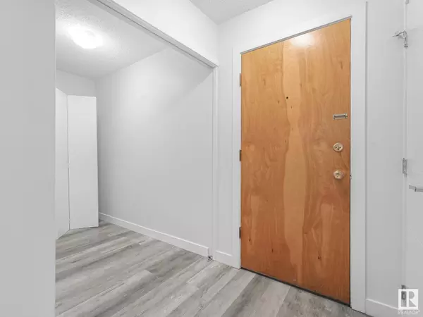 Edmonton, AB T6J4J2,#303 10528 29 AV NW