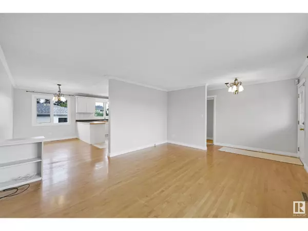 Edmonton, AB T5C2V8,6803 149A AV NW