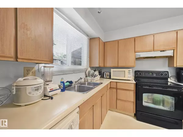 #4 7604 29 AV NW, Edmonton, AB T6K3Z2