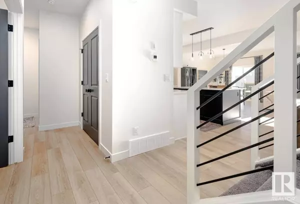 Edmonton, AB T6X1A7,2807 5 AV SW