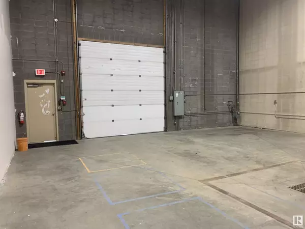 Edmonton, AB T6B3M2,8216 43 ST NW SE