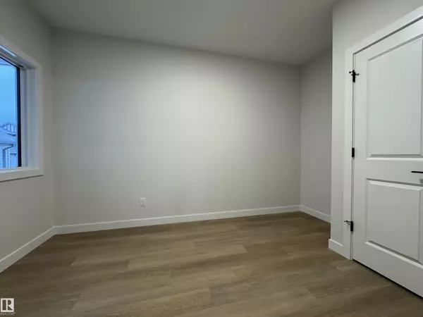 Edmonton, AB T6W5L2,3036 DIXON LD SW