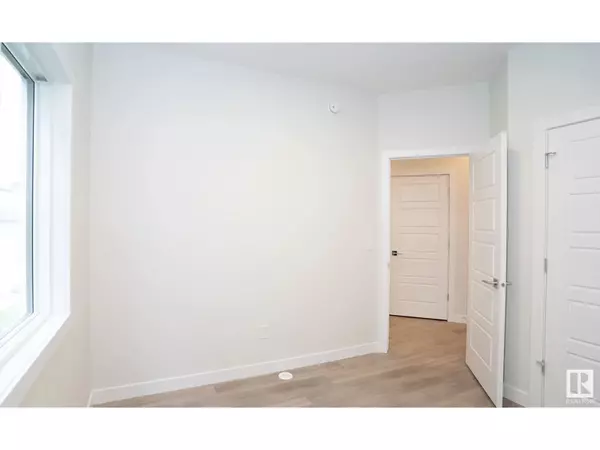 Edmonton, AB T6W5L3,3216 DIXON WY SW