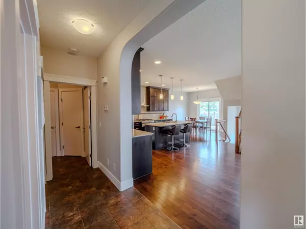 Edmonton, AB T6W2E7,11732 18 AV SW