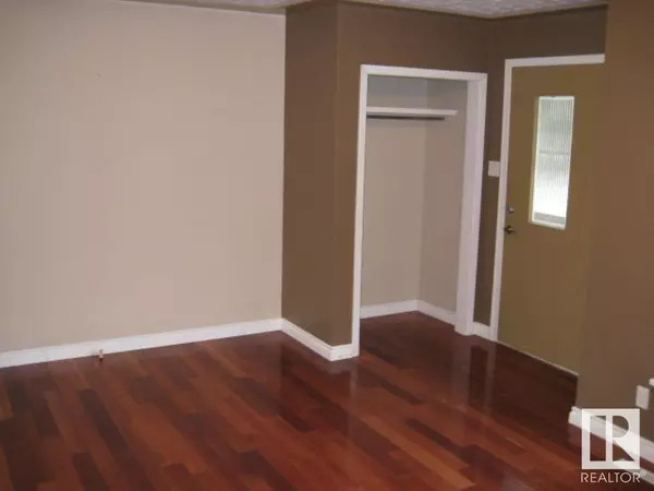 Edmonton, AB T5L3X5,12720 135 AV NW