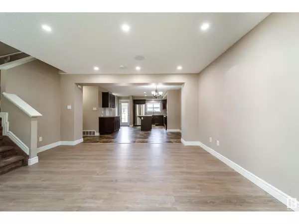 Edmonton, AB T6W3H8,162 DESROCHERS GA SW