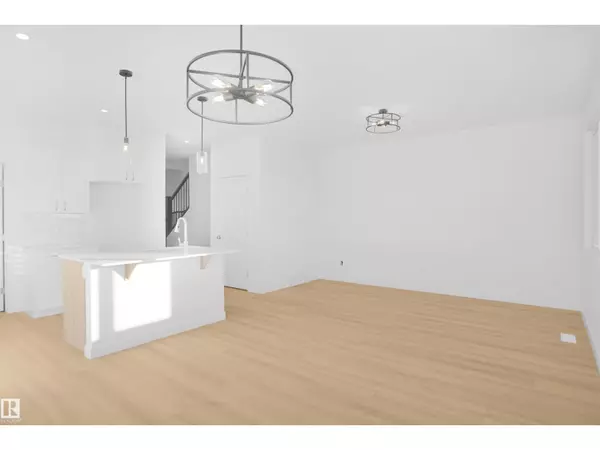 Edmonton, AB T6M1P9,2120 210 ST NW