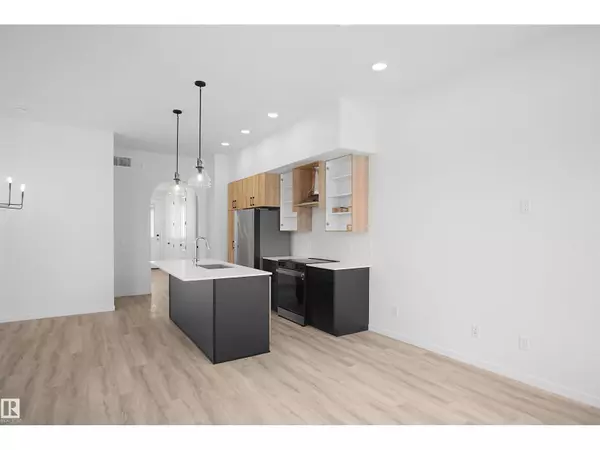 Edmonton, AB T6M0R8,20603 42 AV NW