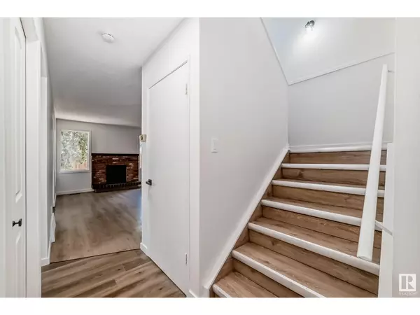 Edmonton, AB T5Y1S1,2369 139 AV NW