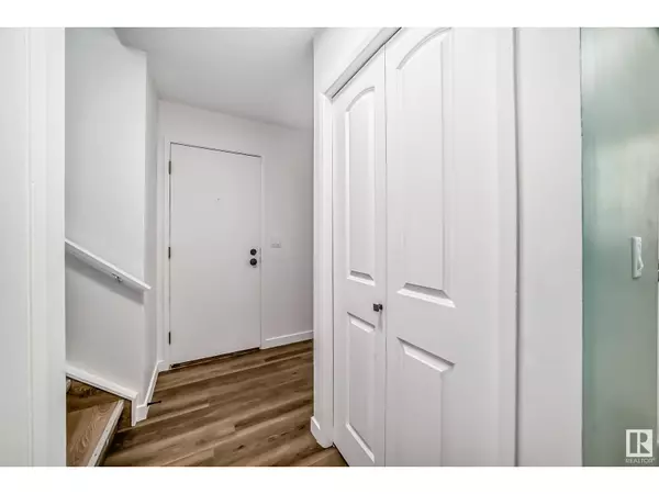 Edmonton, AB T5Y1S1,2369 139 AV NW