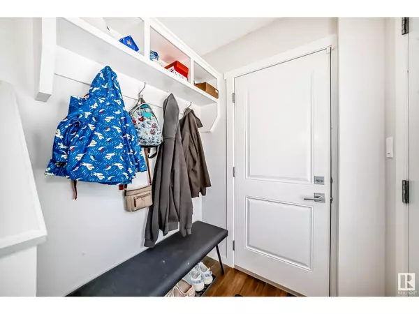 Edmonton, AB T5Y4B7,1077 CY BECKER RD NW
