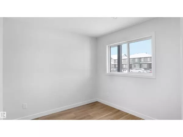 Edmonton, AB T5Y4G1,645 176 AV NE