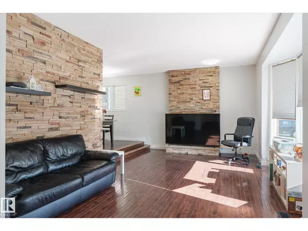 Edmonton, AB T6J3S2,2520 116 ST NW