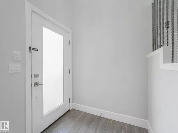 Edmonton, AB T6T2H6,1637 25 ST NW