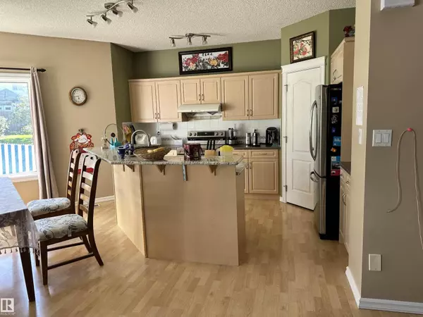 Edmonton, AB T5Y3A1,4619 151 AV NW