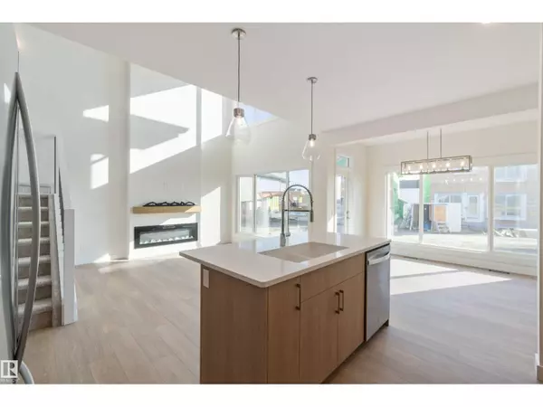 Edmonton, AB T6M3C3,2811 191 ST NW