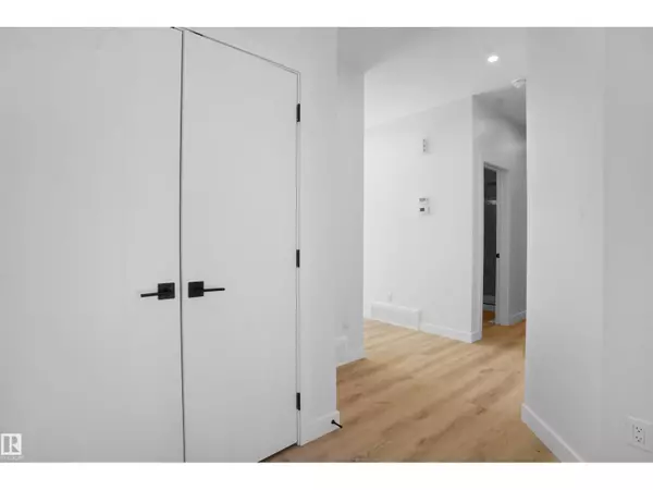 Edmonton, AB T5S0V6,3322 Chickadee Dr NW