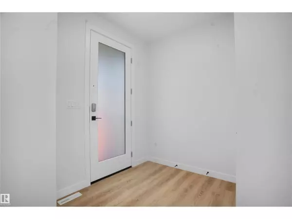 Edmonton, AB T5S0V6,3322 Chickadee Dr NW