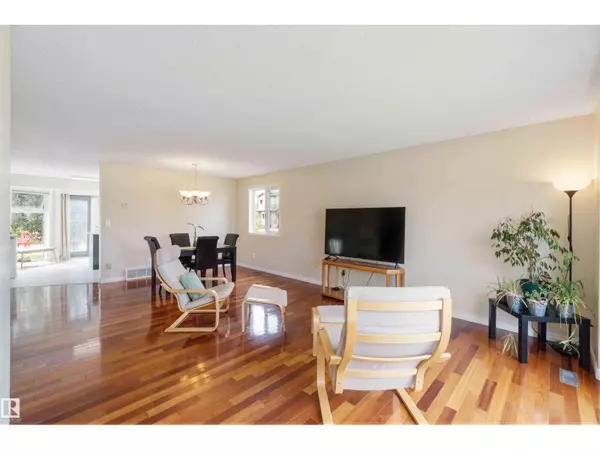 Edmonton, AB T6M1Z8,18519 57 AV NW