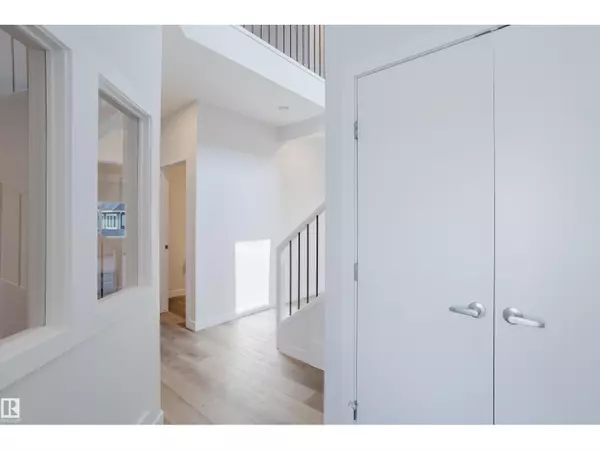 Edmonton, AB T6M3E8,19007 20 AV NW NW