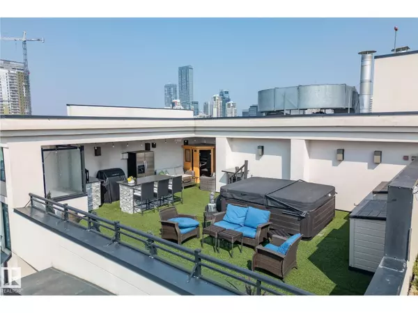 Edmonton, AB T5K1H6,#PH04/1804 9939 109 ST NW