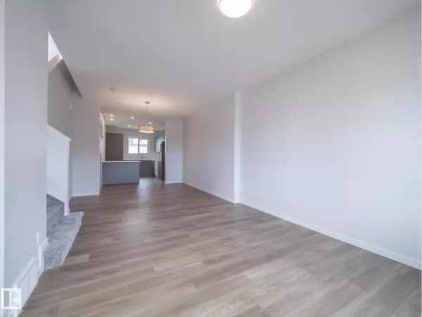 Edmonton, AB T5Y4G1,604 174 AV NE