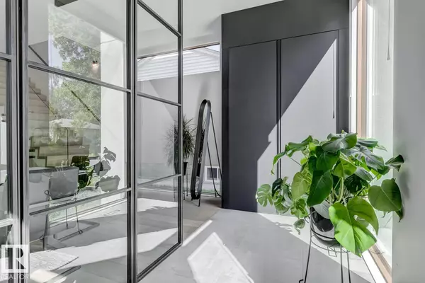 Edmonton, AB T6C1A3,7616 83 AV NW