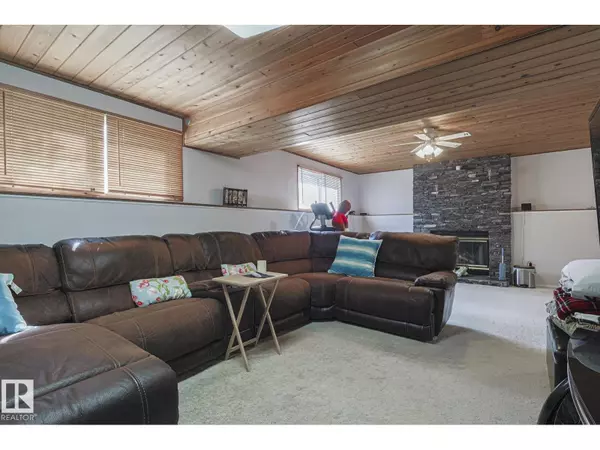 Edmonton, AB T6J5T1,10439 16 AV NW