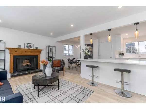 8104 17 AV NW, Edmonton, AB T6K2C8