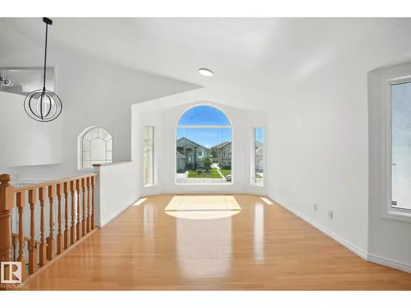 Edmonton, AB T5Z3G2,9012 157 AV NW