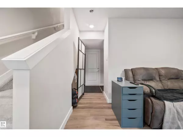 Edmonton, AB T6W3C8,#32 1051 GRAYDON HILL BV SW