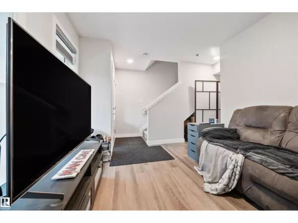 Edmonton, AB T6W3C8,#32 1051 GRAYDON HILL BV SW