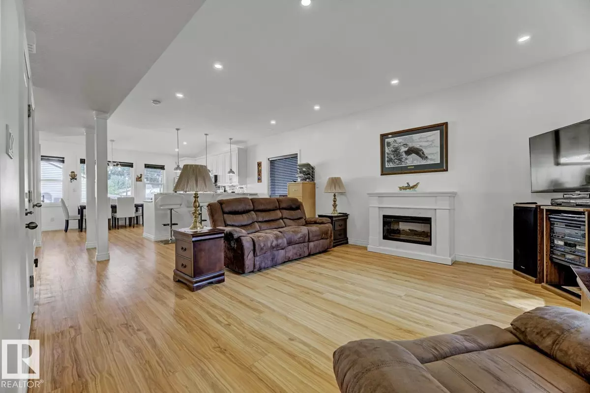 Edmonton, AB T5B3T6,11306 89 ST NW