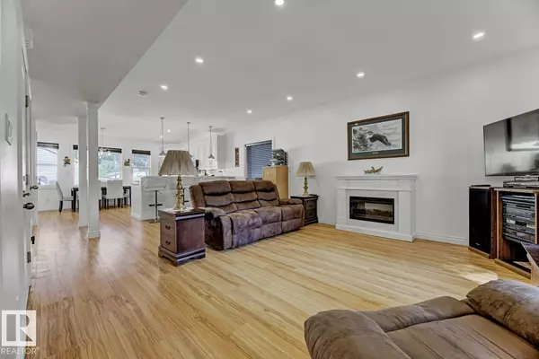 11306 89 ST NW, Edmonton, AB T5B3T6