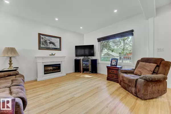 Edmonton, AB T5B3T6,11306 89 ST NW