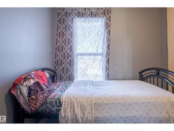 Edmonton, AB T5X4P8,210 WARWICK RD NW