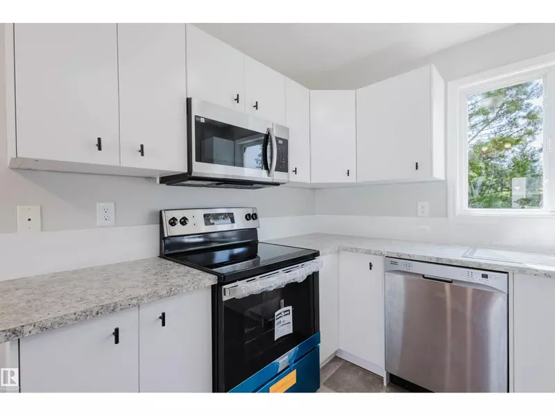 18160 81 AV NW, Edmonton, AB T5T1S4