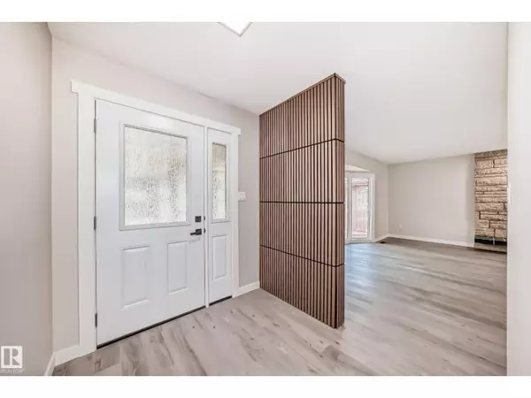 Edmonton, AB T6J2M8,10423 35 AV NW