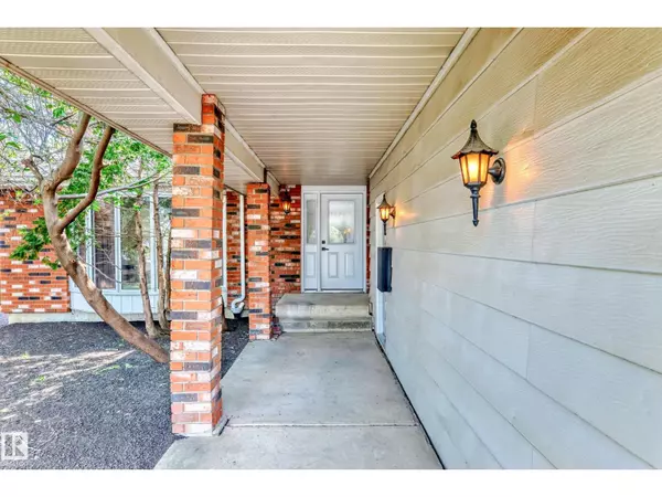 Edmonton, AB T6J2M8,10423 35 AV NW