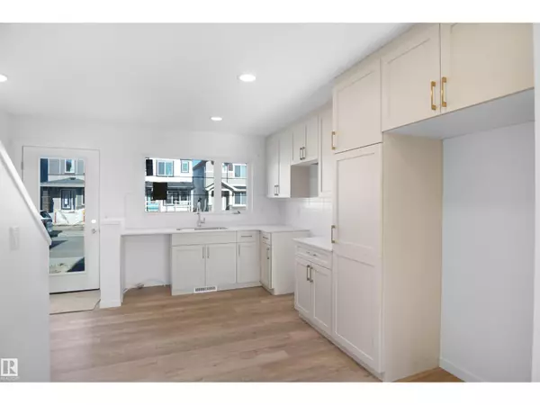 Edmonton, AB T5S0T1,2107 210 ST NW